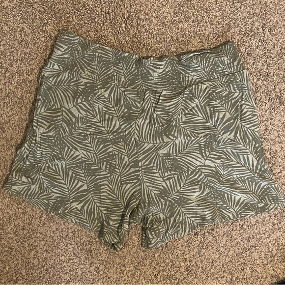 Three Dots Leaf Print Shorts Sage Green Sz Large - Picture 6 of 8